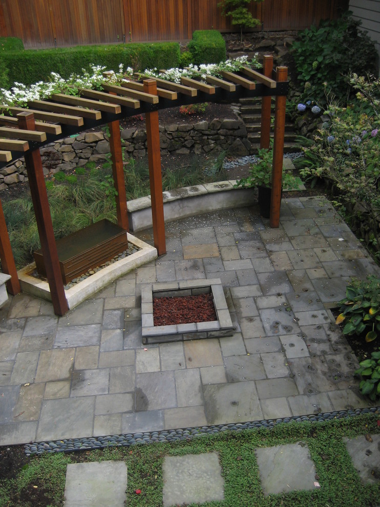 Foto di un patio o portico minimal con un focolare