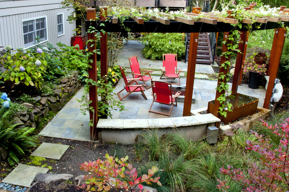 ポートランドにあるコンテンポラリースタイルのおしゃれなテラス・中庭 (ファイヤーピット) の写真