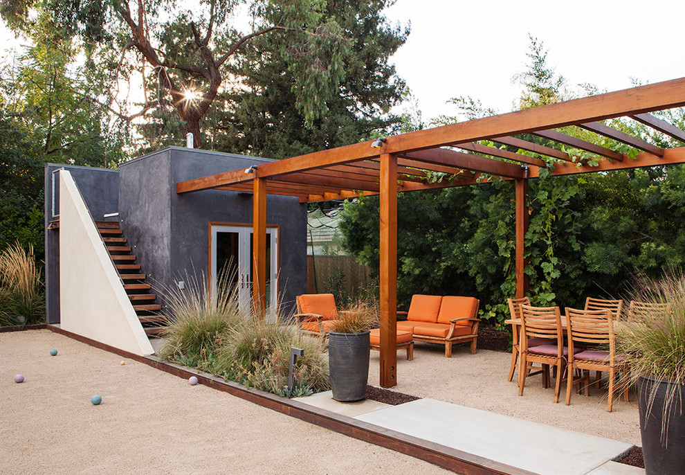 Esempio di un patio o portico minimal di medie dimensioni e dietro casa con pavimentazioni in cemento e un gazebo o capanno