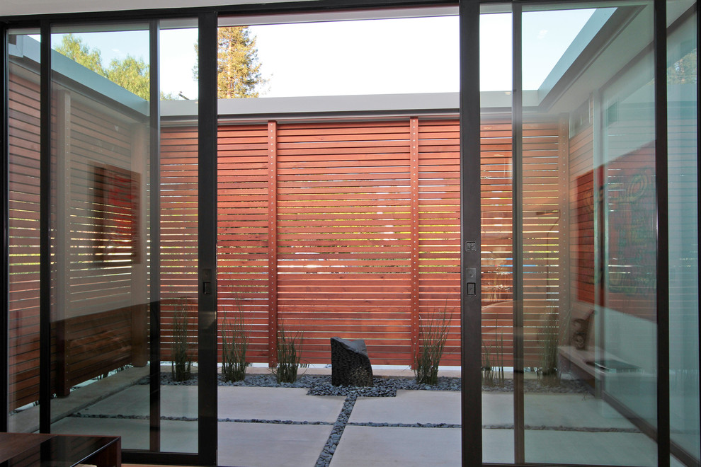 Стильный дизайн: двор в стиле модернизм с покрытием из бетонных плит без защиты от солнца - последний тренд