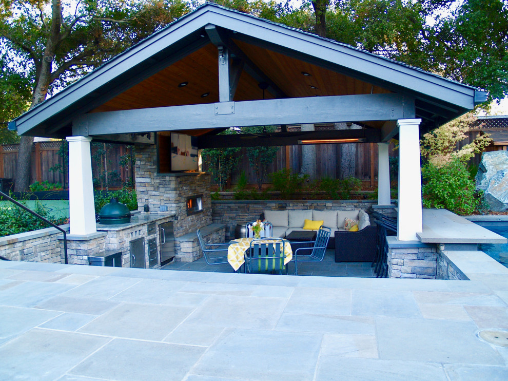 Immagine di un patio o portico stile americano di medie dimensioni