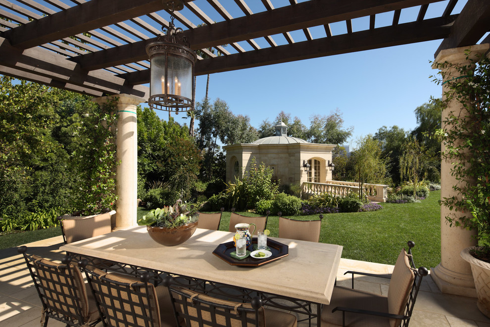 This is an example of a traditional patio in Los Angeles with a pergola.