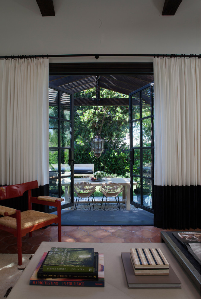 Свежая идея для дизайна: двор в средиземноморском стиле - отличное фото интерьера
