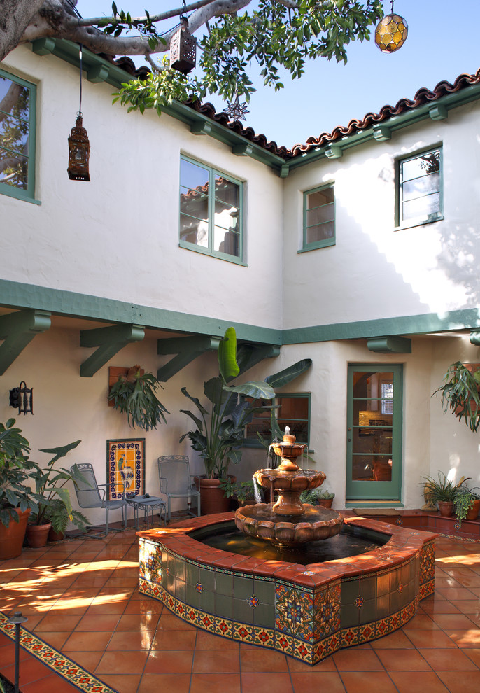 Mediterraner Patio im Innenhof mit Wasserspiel in Los Angeles