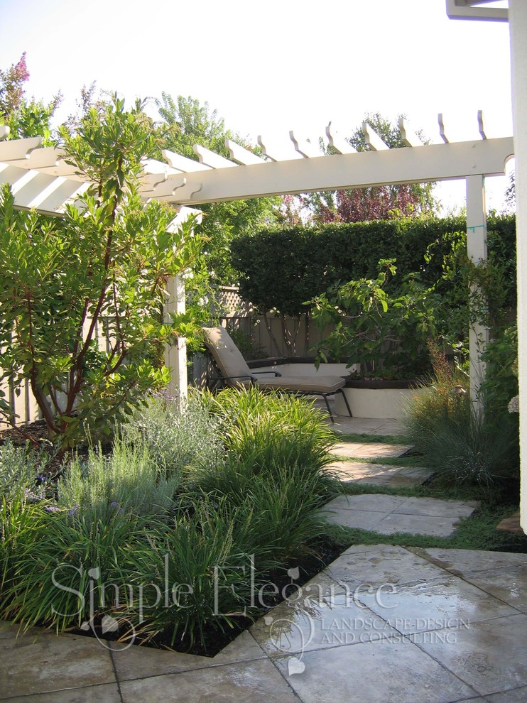 Inspiration for a contemporary patio remodel in Sacramento