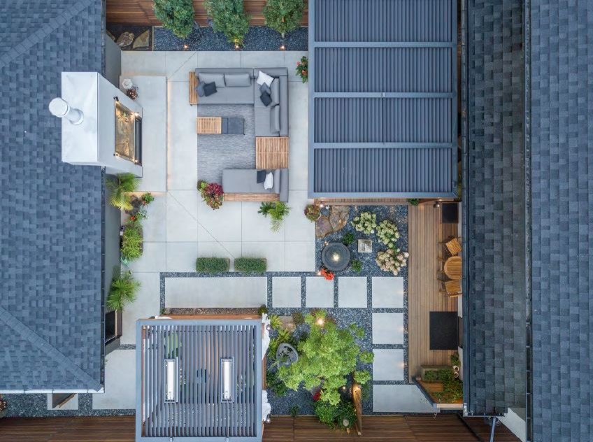 Идея дизайна: беседка во дворе частного дома среднего размера на заднем дворе в восточном стиле