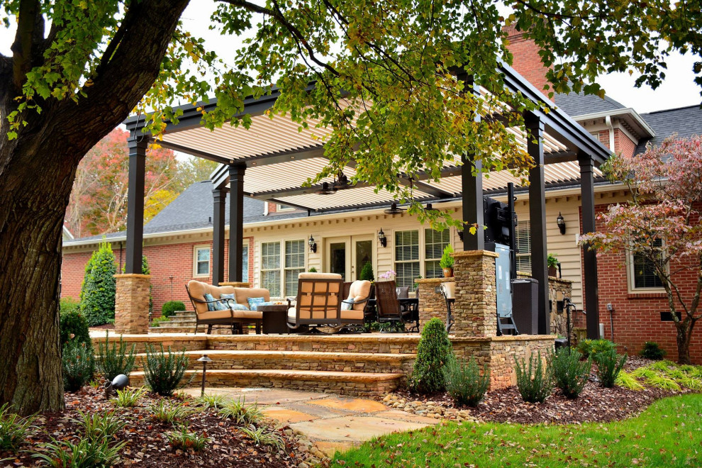 Foto di un patio o portico chic di medie dimensioni e dietro casa con una pergola