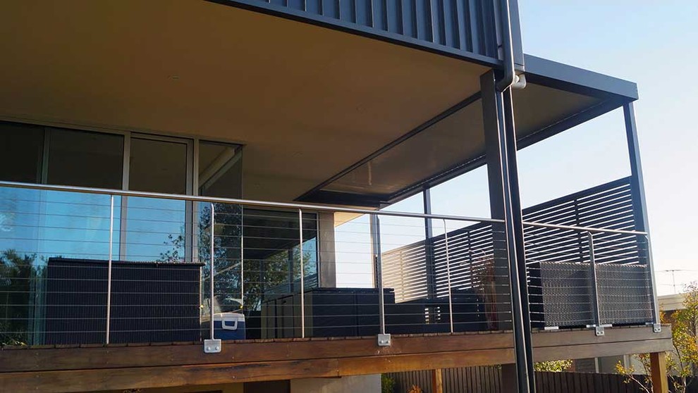 Aménagement d'une terrasse en bois latérale moderne de taille moyenne avec une cuisine d'été et une extension de toiture.