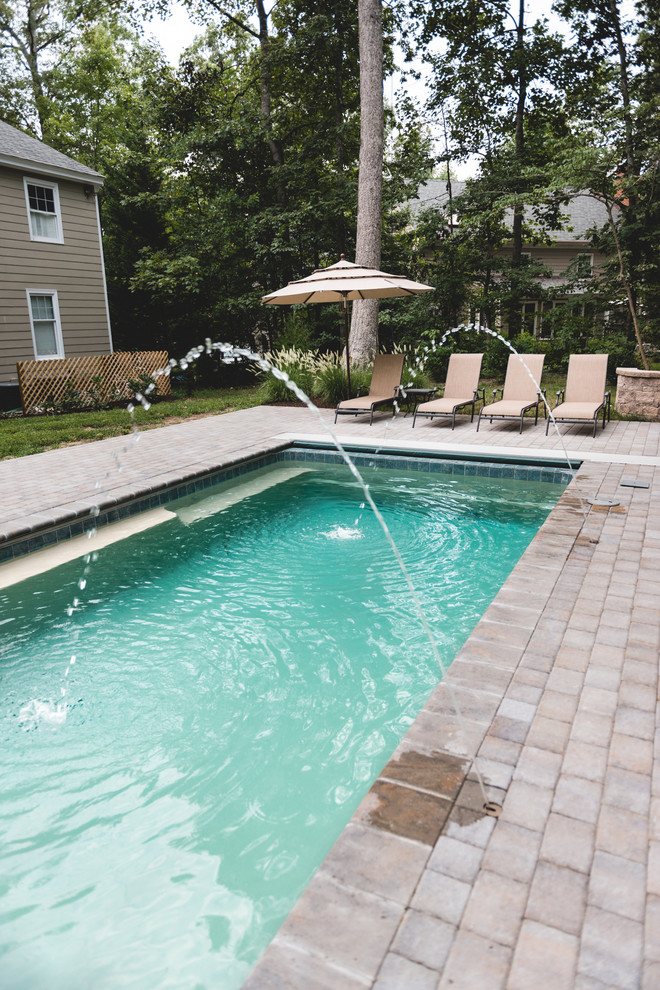 Свежая идея для дизайна: бассейн среднего размера на заднем дворе в классическом стиле с фонтаном и мощением клинкерной брусчаткой - отличное фото интерьера