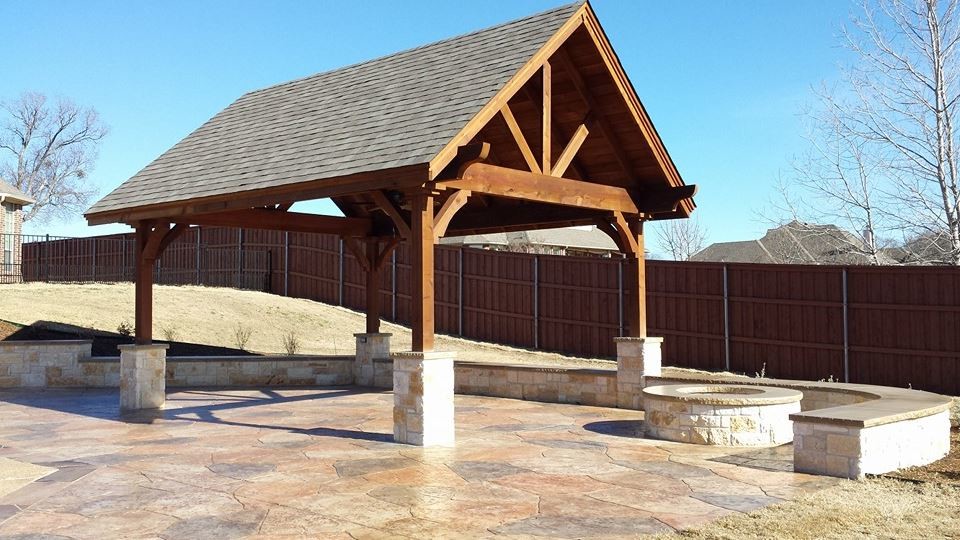 Foto di un grande patio o portico classico dietro casa con cemento stampato e un gazebo o capanno