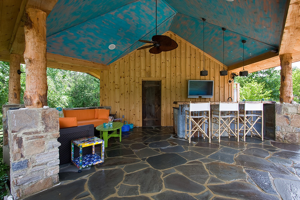 Idées déco pour une grande terrasse arrière éclectique avec une cuisine d'été, des pavés en pierre naturelle et un gazebo ou pavillon.