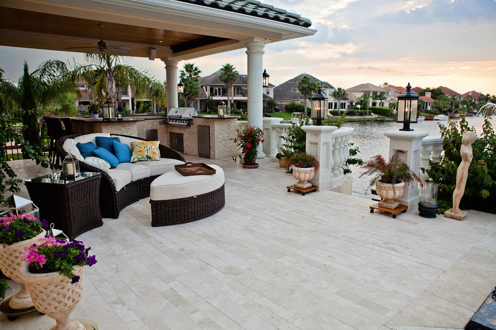Ejemplo de patio mediterráneo grande en patio trasero con cocina exterior, suelo de baldosas y cenador