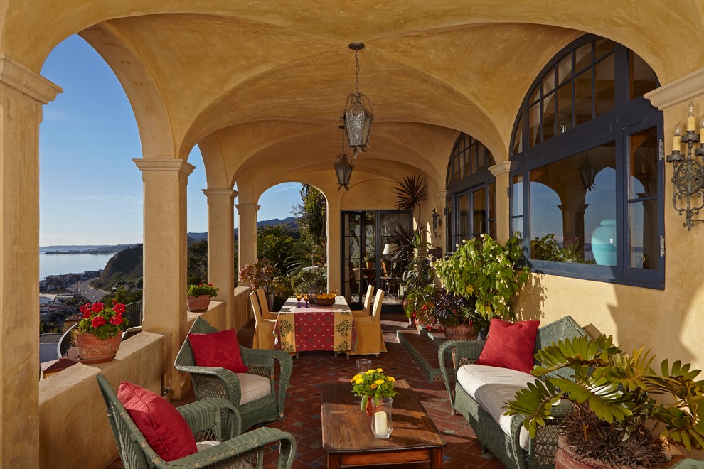 This is an example of a mediterranean patio in Los Angeles.