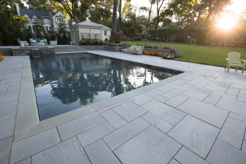 Стильный дизайн: большой бассейн на заднем дворе в классическом стиле с покрытием из каменной брусчатки - последний тренд
