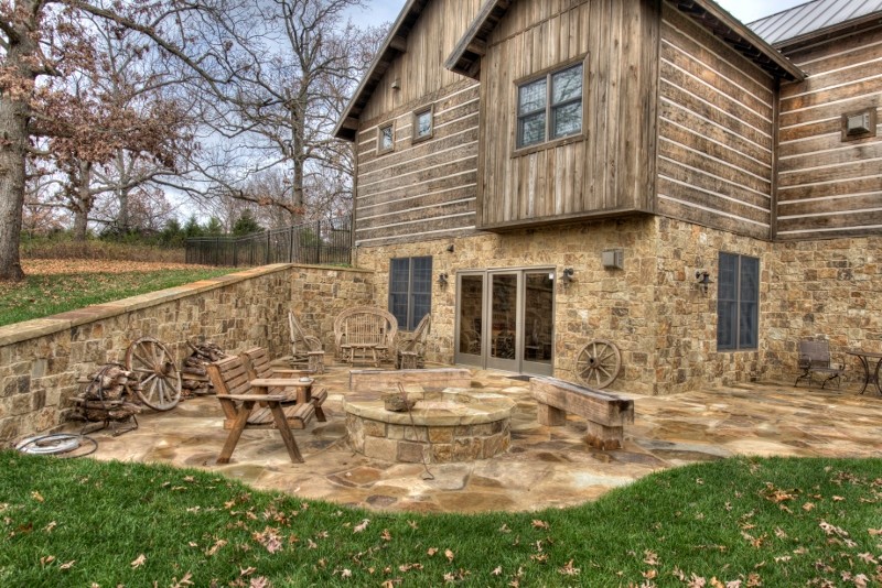 Immagine di un patio o portico american style di medie dimensioni e dietro casa con un focolare