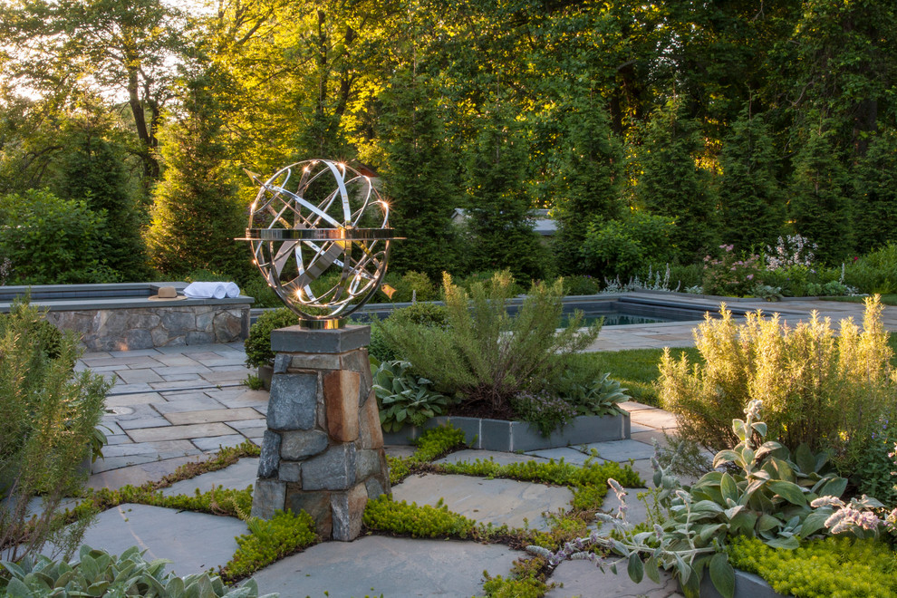 Diseño de jardín clásico renovado en patio trasero con adoquines de piedra natural