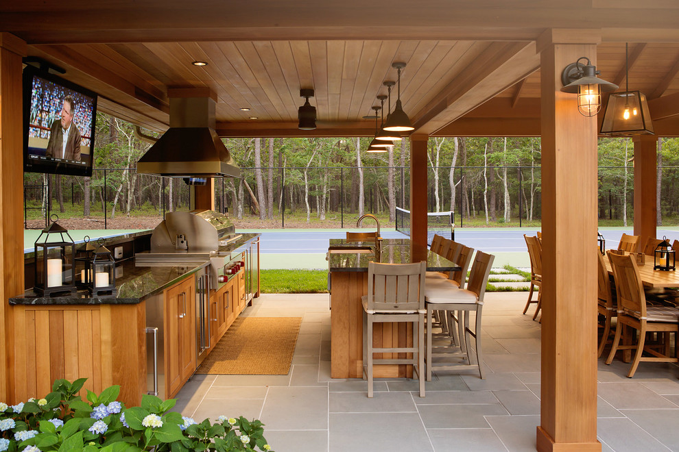 Идея дизайна: большая беседка во дворе частного дома на заднем дворе в стиле модернизм с летней кухней и покрытием из каменной брусчатки