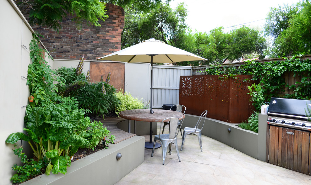 Свежая идея для дизайна: двор в современном стиле с зоной барбекю без защиты от солнца - отличное фото интерьера