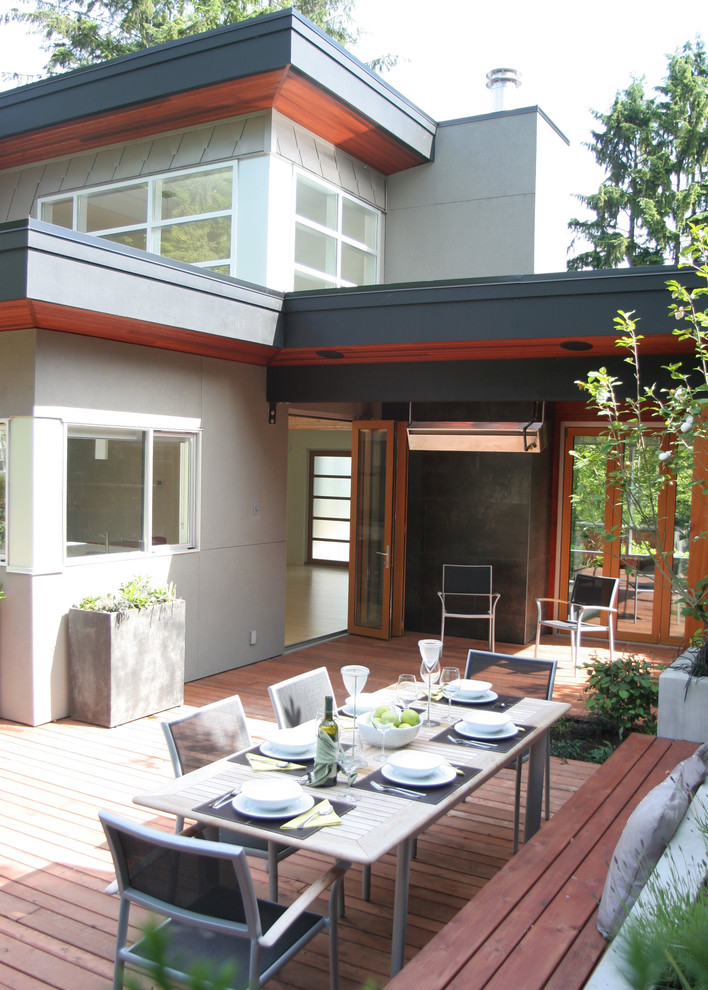 Design ideas for a contemporary patio in Vancouver.