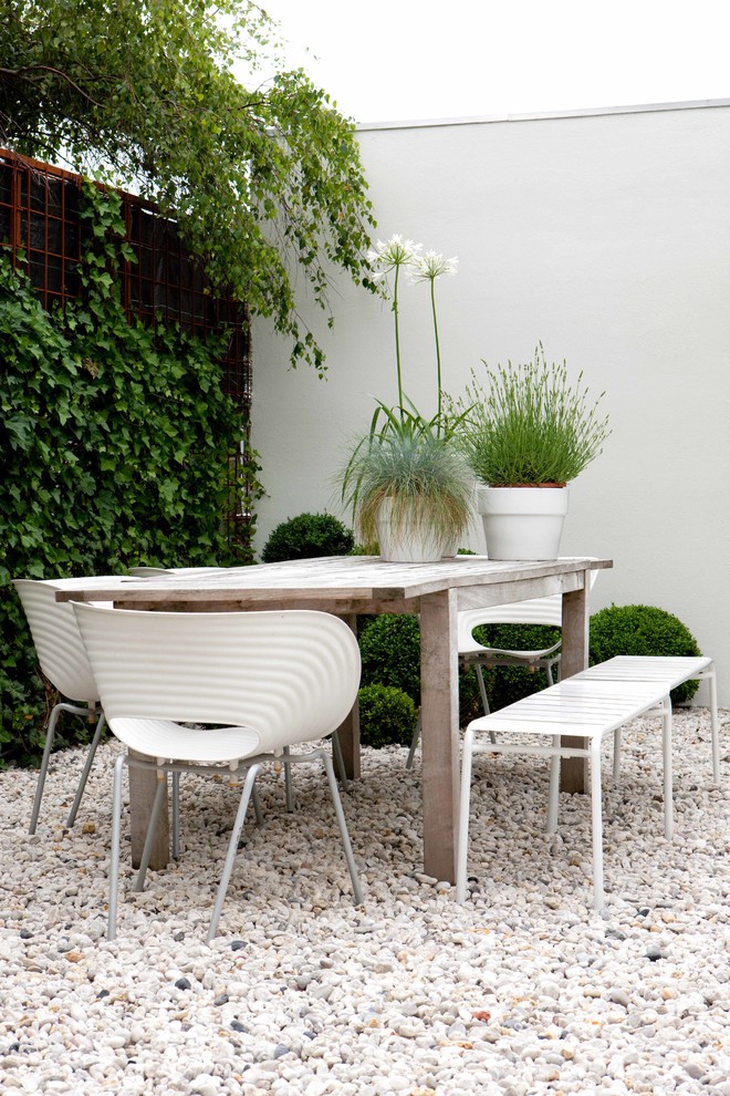 Inspiration for a contemporary patio in Amsterdam.
