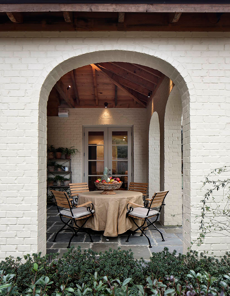 Idee per un patio o portico chic con pavimentazioni in pietra naturale