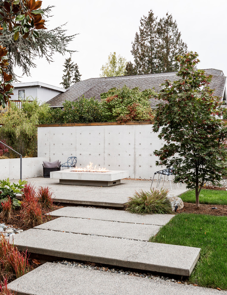 Unbedeckter Retro Patio mit Betonplatten in Seattle