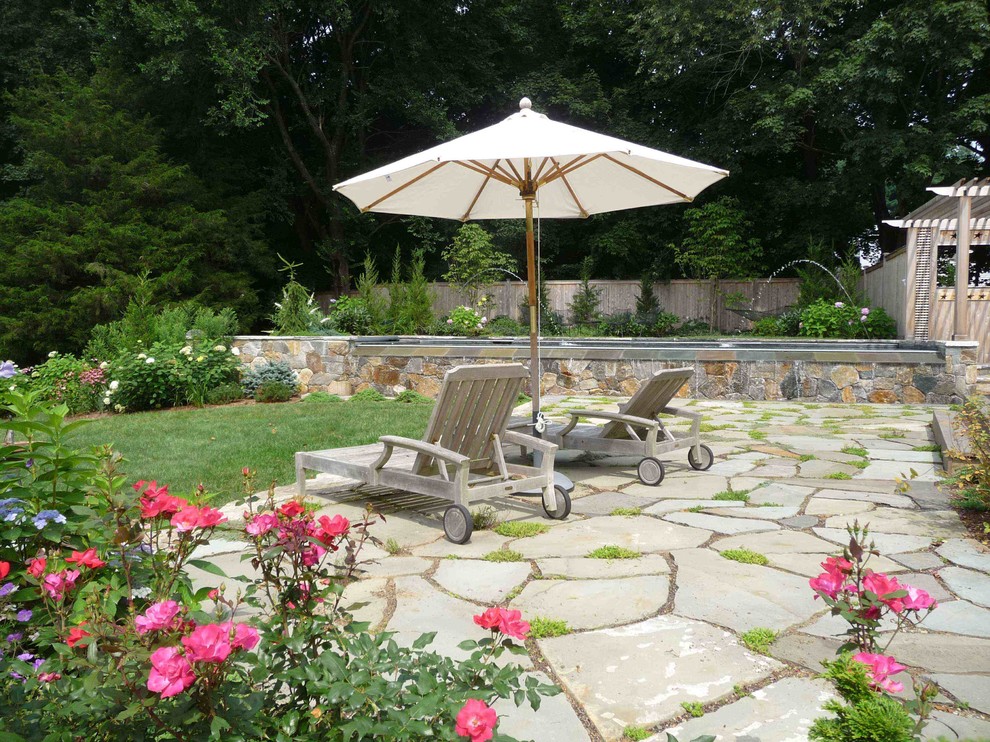 Modelo de patio tradicional con pérgola, fuente y adoquines de piedra natural