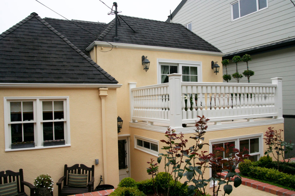 Cette photo montre une terrasse avec des plantes en pots arrière chic de taille moyenne avec du béton estampé et aucune couverture.
