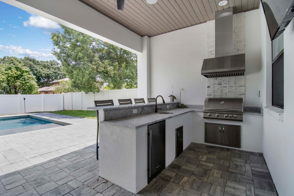 Foto de patio clásico renovado grande en patio trasero y anexo de casas con cocina exterior y adoquines de hormigón
