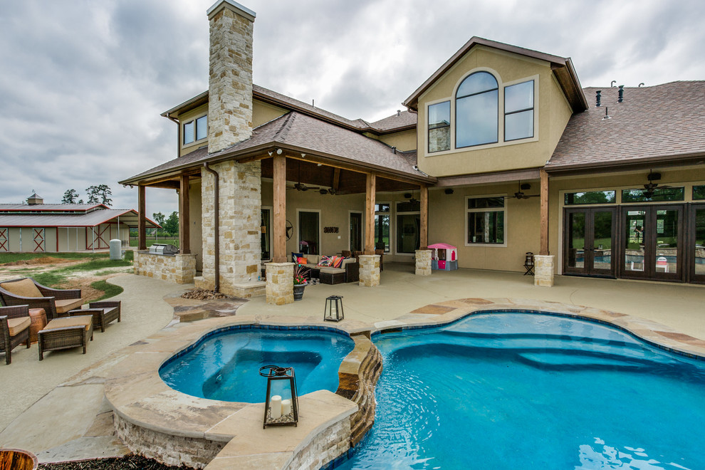 Großer Klassischer Patio hinter dem Haus mit Feuerstelle, Betonplatten und Gazebo in Houston