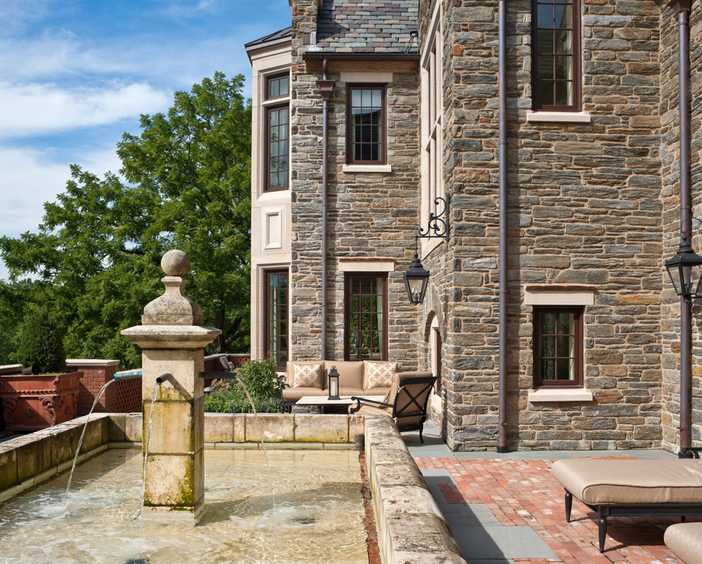 Стильный дизайн: большой двор на заднем дворе в классическом стиле с фонтаном и мощением клинкерной брусчаткой без защиты от солнца - последний тренд