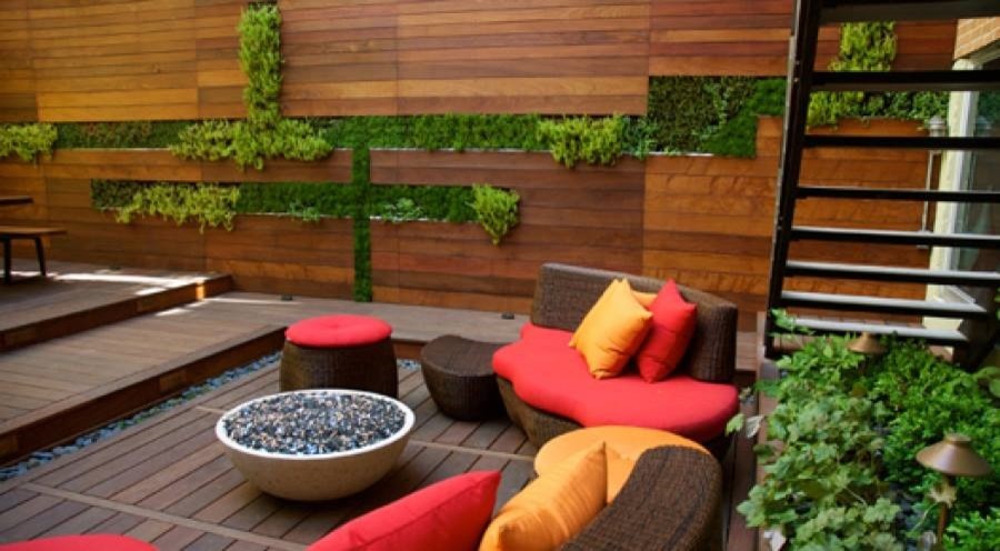 Diseño de patio actual de tamaño medio sin cubierta en patio trasero con brasero y entablado