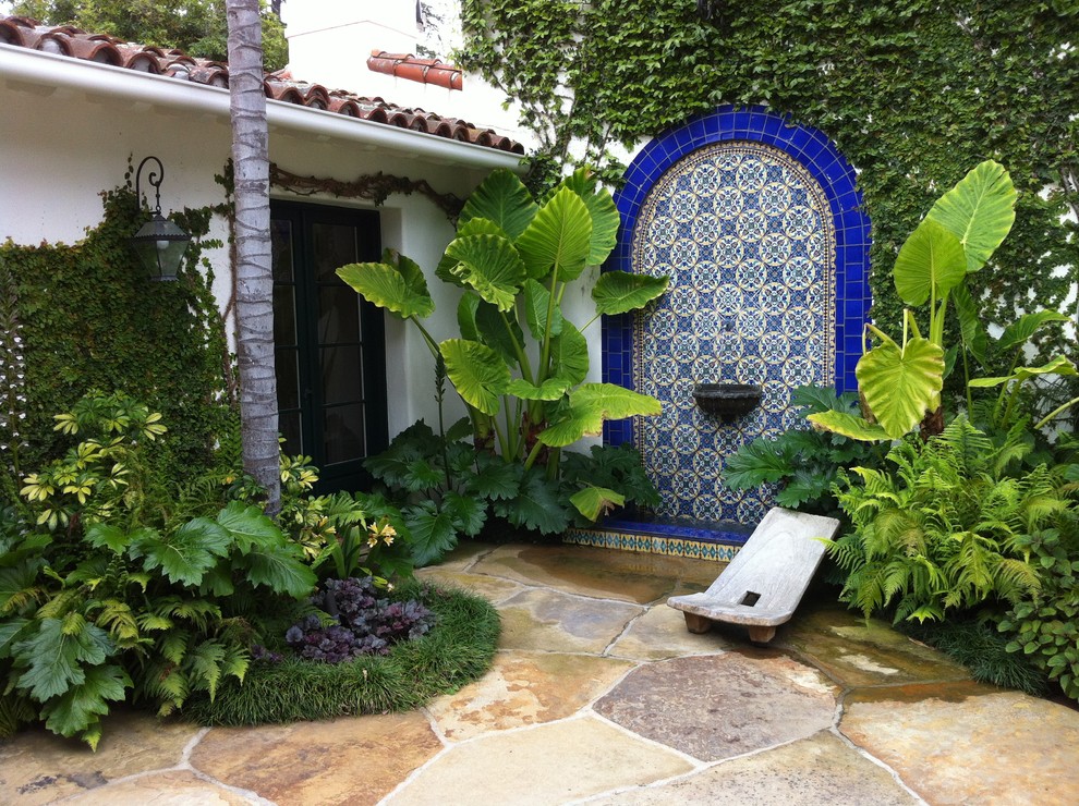 Esempio di un patio o portico mediterraneo con fontane