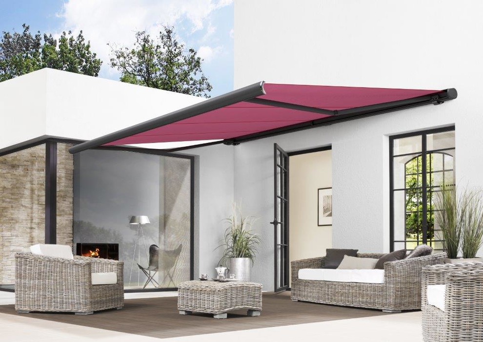 Idee per un patio o portico contemporaneo di medie dimensioni e dietro casa con ghiaia e un parasole