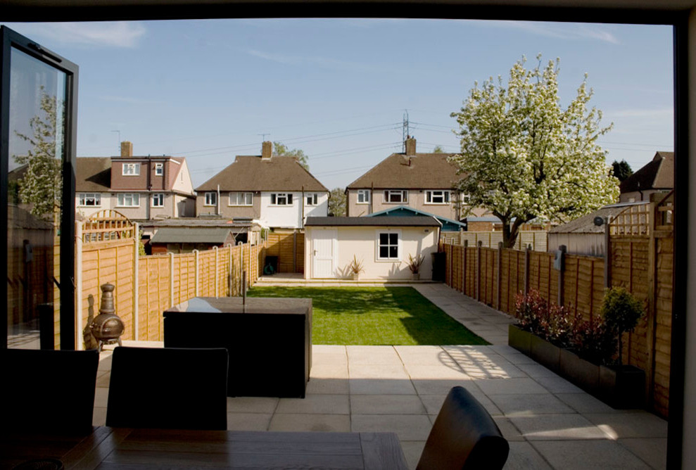 Immagine di un grande patio o portico contemporaneo dietro casa con lastre di cemento