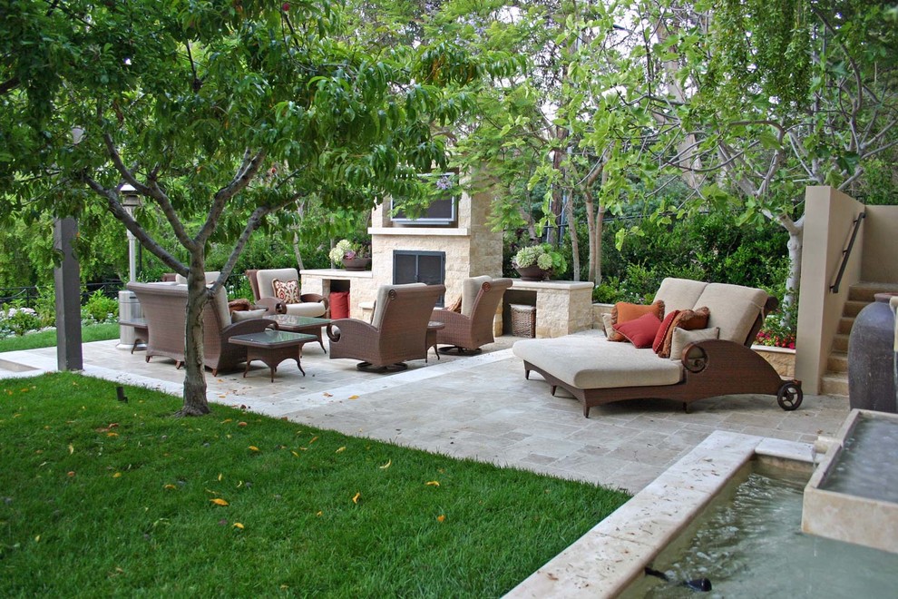 Ejemplo de patio mediterráneo grande sin cubierta en patio trasero con brasero y suelo de baldosas