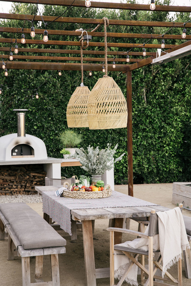 Cette image montre une terrasse design de taille moyenne avec une cuisine d'été, une dalle de béton et une pergola.
