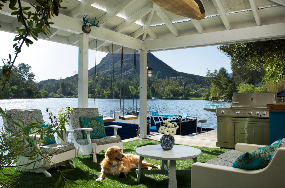 Cette image montre une terrasse marine avec un gazebo ou pavillon et une cuisine d'été.