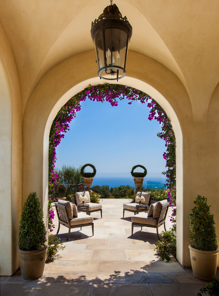 Cette photo montre une terrasse avec des plantes en pots latérale méditerranéenne.