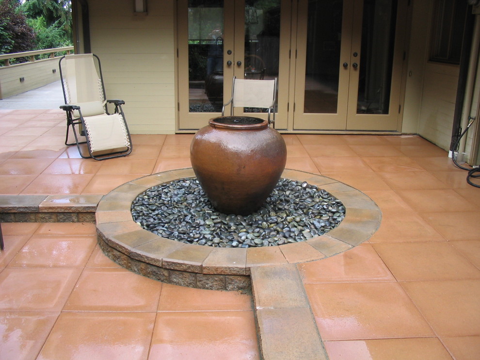 Esempio di un patio o portico tradizionale con pavimentazioni in cemento