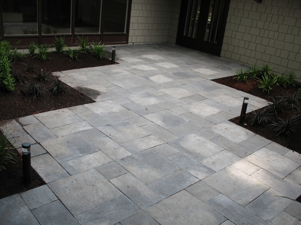 Foto di un patio o portico chic con pavimentazioni in cemento