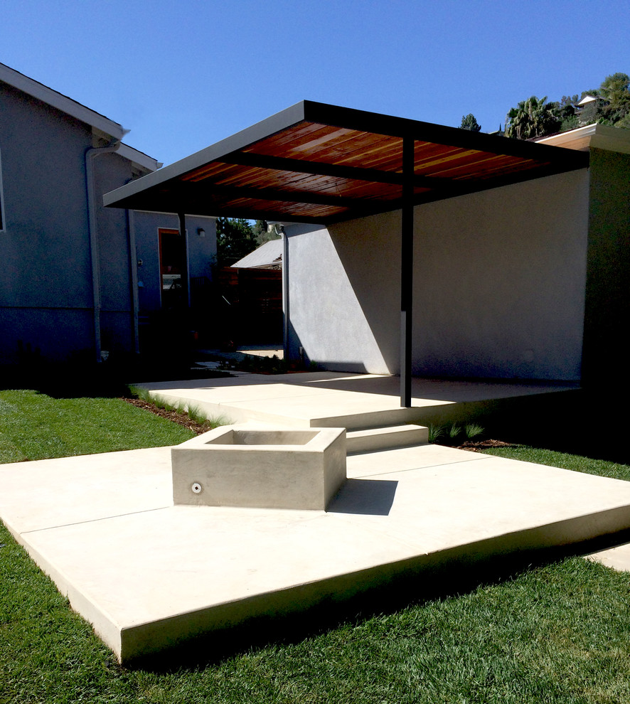 Идея дизайна: пергола во дворе частного дома среднего размера на заднем дворе в современном стиле с местом для костра и покрытием из бетонных плит