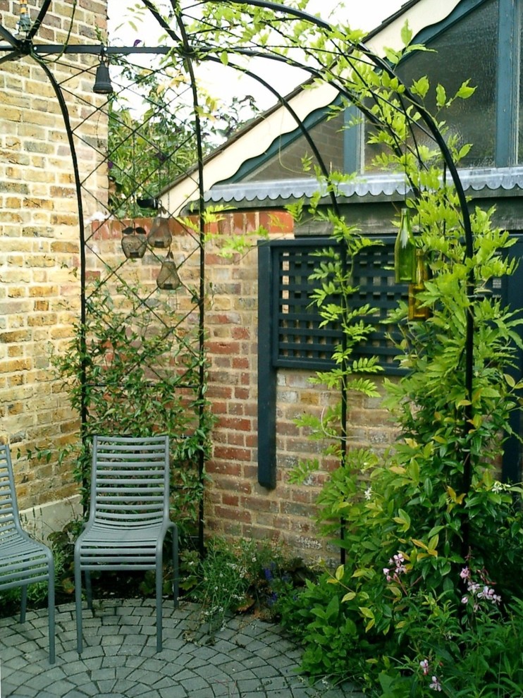 На фото: маленький двор на заднем дворе в современном стиле для на участке и в саду
