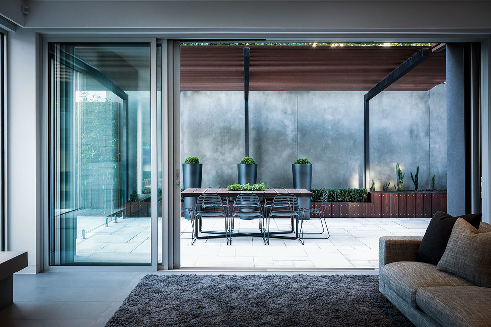 Immagine di un patio o portico contemporaneo in cortile con una pergola