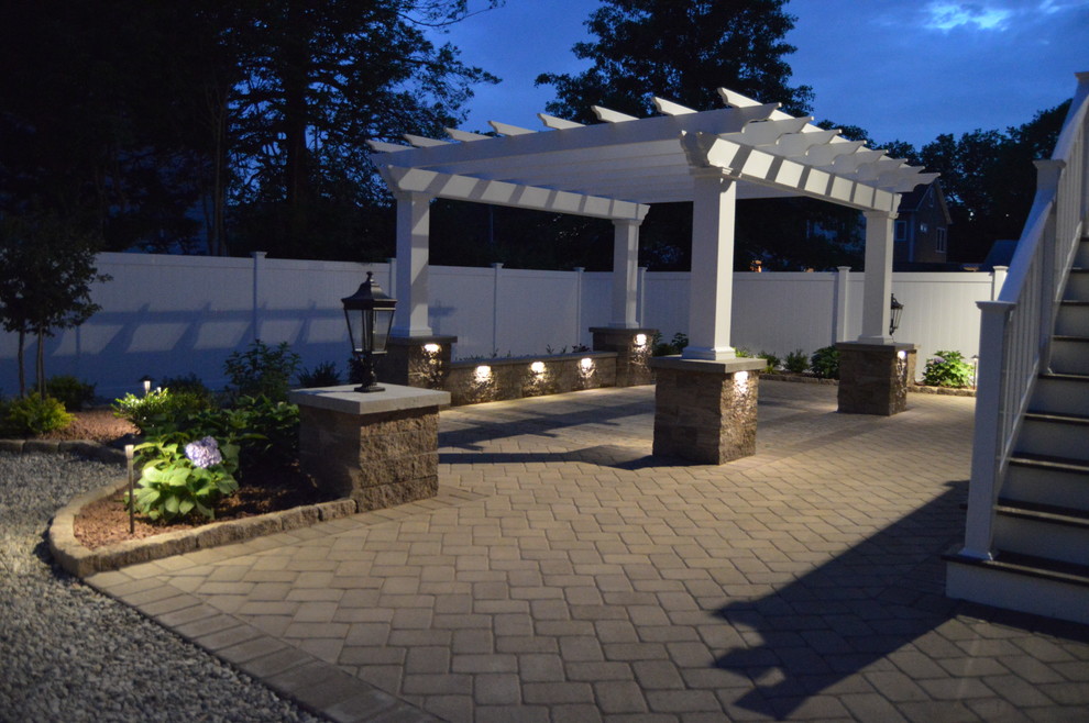 Foto de patio clásico grande en patio trasero con adoquines de hormigón y pérgola