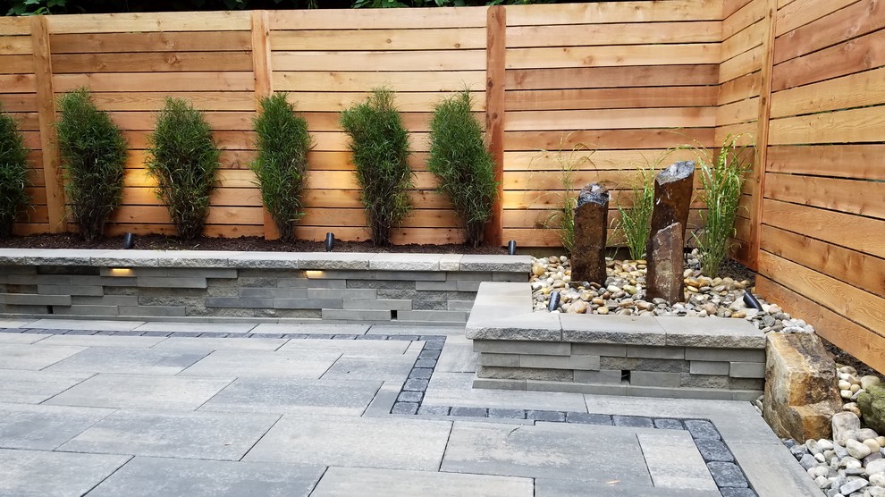 Diseño de patio minimalista de tamaño medio sin cubierta en patio trasero con suelo de baldosas