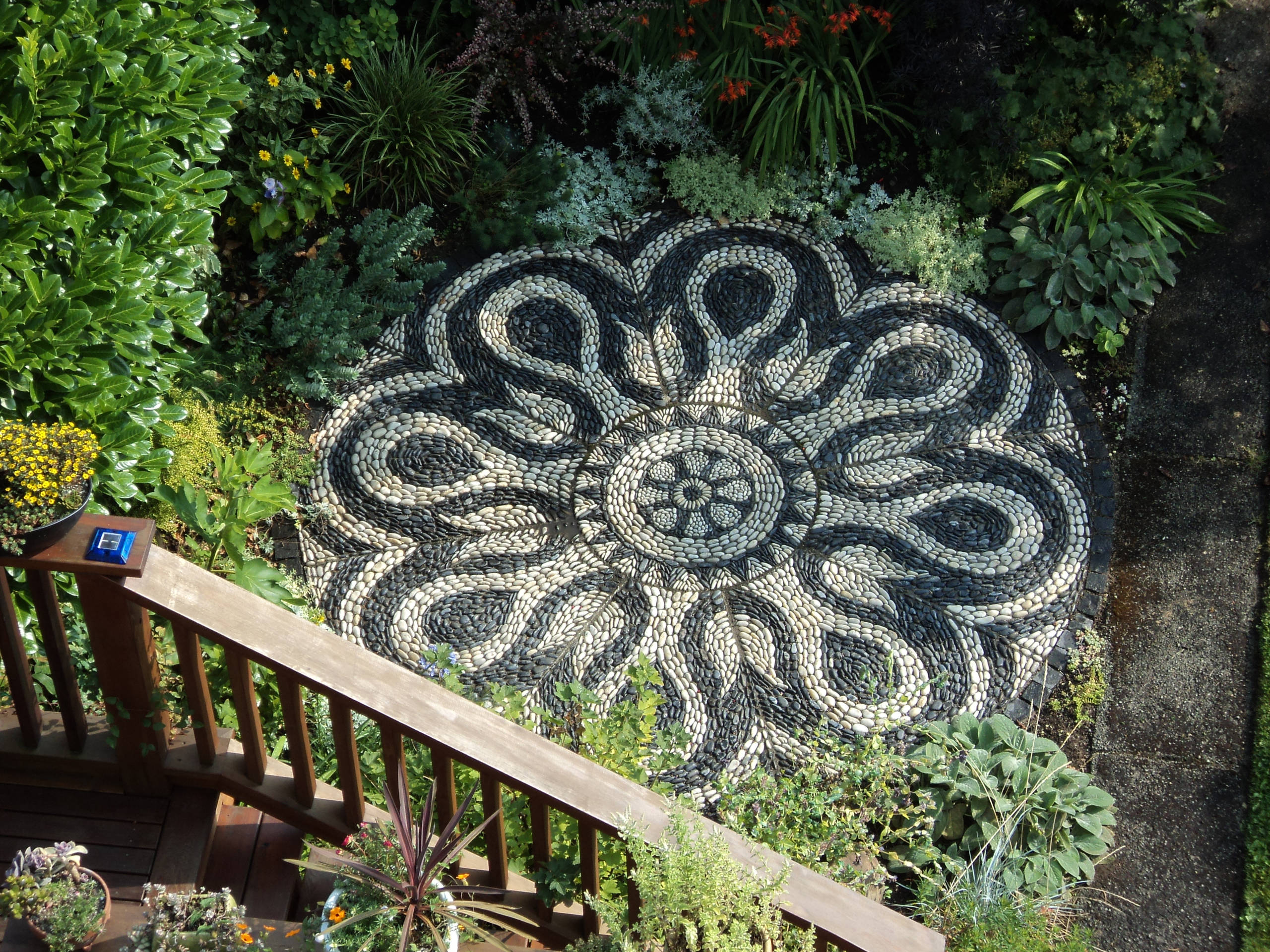 Mosaik im Garten: inspirierende Bilder, aus Stein gemalt