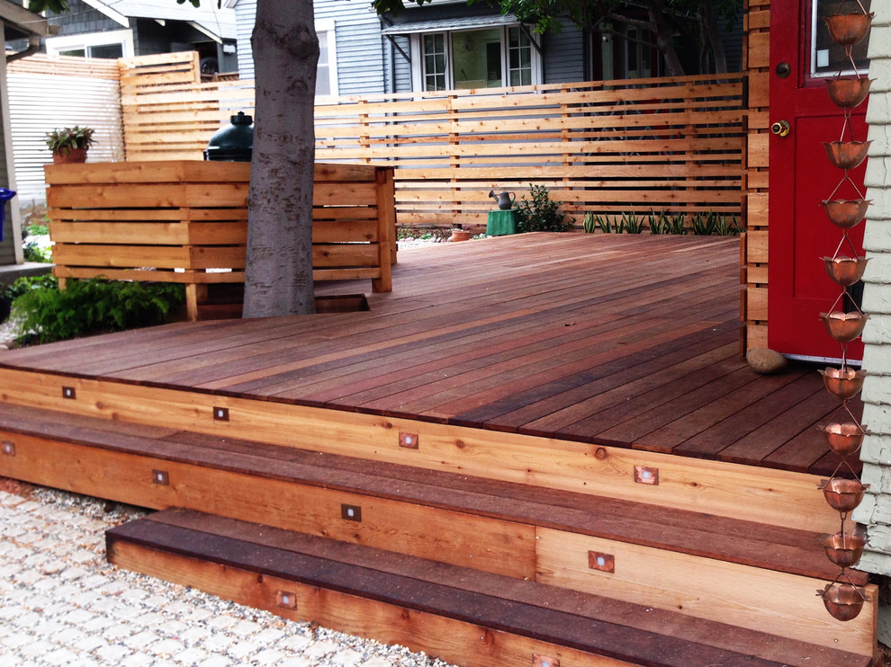 Idée de décoration pour une terrasse en bois arrière craftsman de taille moyenne avec une cuisine d'été.
