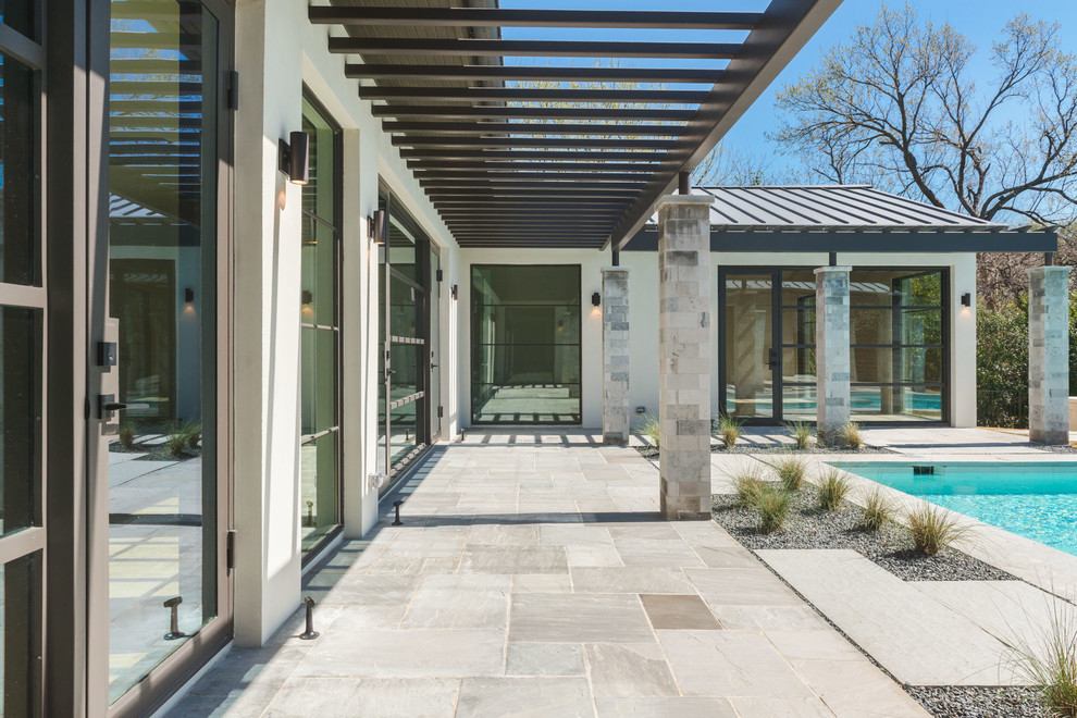 Foto di un grande patio o portico classico dietro casa con graniglia di granito e una pergola