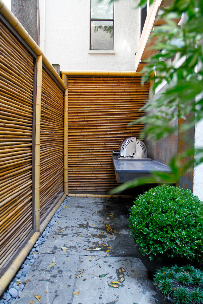 Idées déco pour une petite terrasse arrière asiatique avec des pavés en pierre naturelle et aucune couverture.